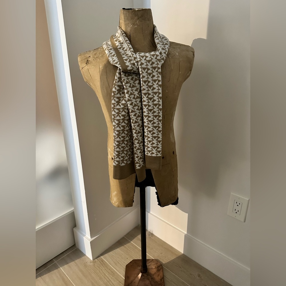 Michael Kors knit scarf. New